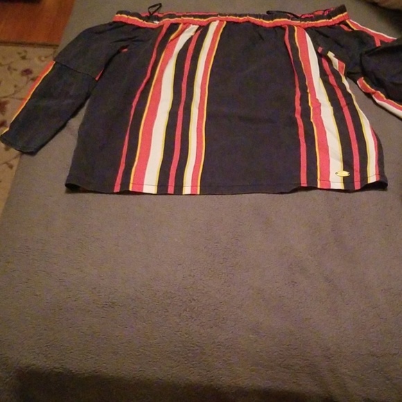 Guess Tops - Guess off the shoulder top